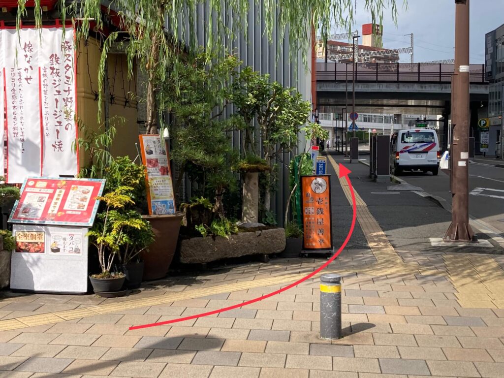 公園へ向かう道路の写真