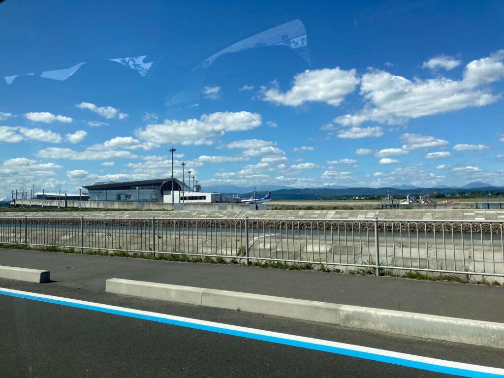 公園近くの道路で車から空港を撮った写真