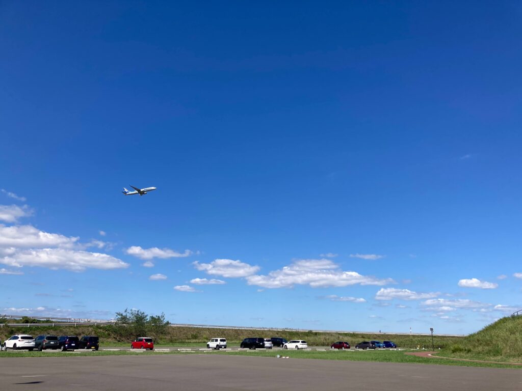 イベント広場から見上げた飛行機の写真